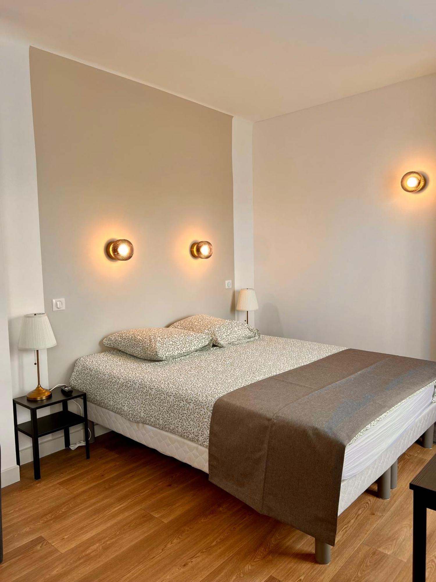 Studio 4 Pers Face Gare Sncf Appart Hotel Le Cygne D4 Бурж Экстерьер фото